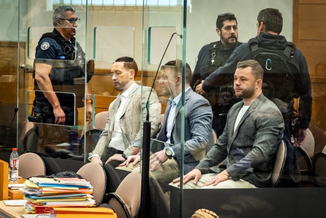 Le huis clos partiel, prononcé au premier jour du procès en appel des ex-joueurs de Grenoble condamnés pour viol en réunion, est contesté par la défense