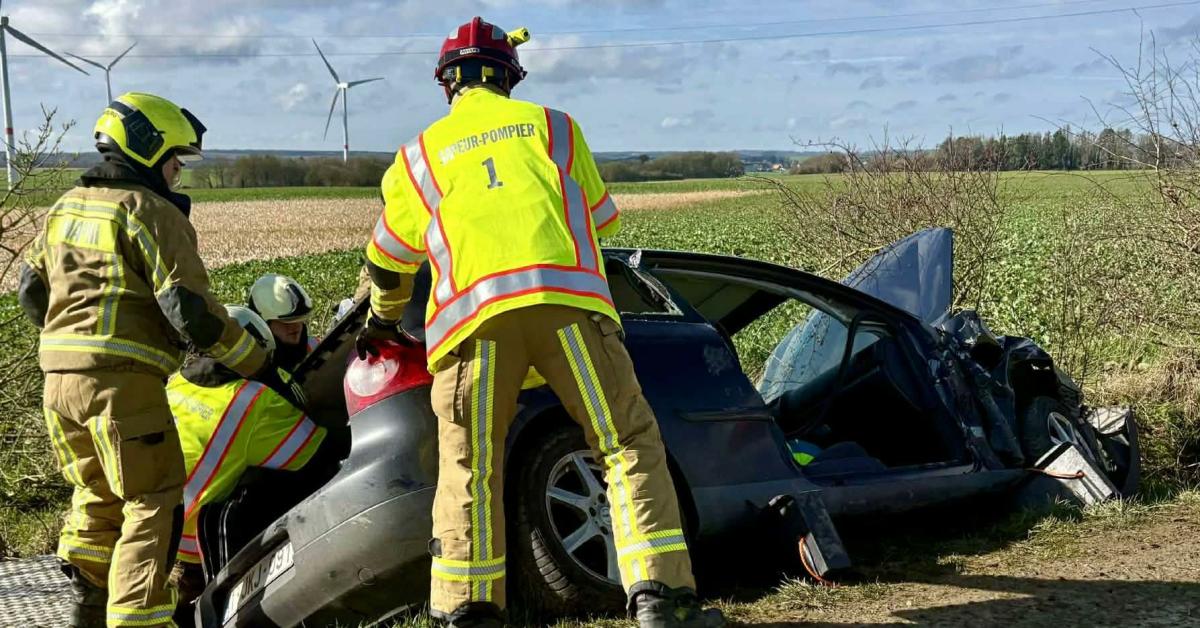 Une Golf finit sa course dans un champ à Villers-Deux-Eglises