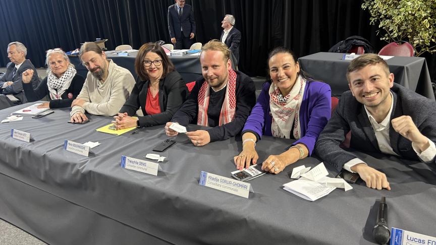 Les six membres du groupe insoumis au conseil communal. En arrière-fond, Philippe Guérard, l’un des deux élus RN, de marbre.