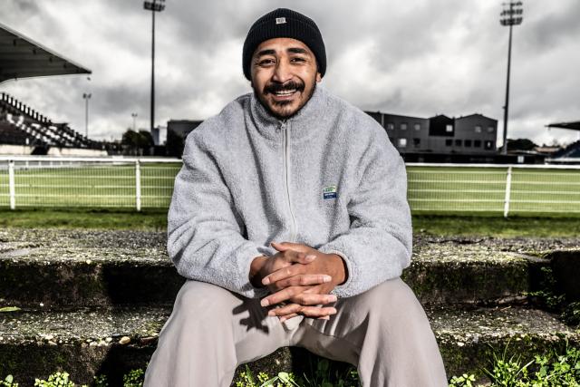 Avant d'affronter l'Angleterre pour la dernière journée du Tournoi des 6 Nations, Yoram Moefana, le centre qui « rentre dans le museau » et papa poule en dehors des terrains