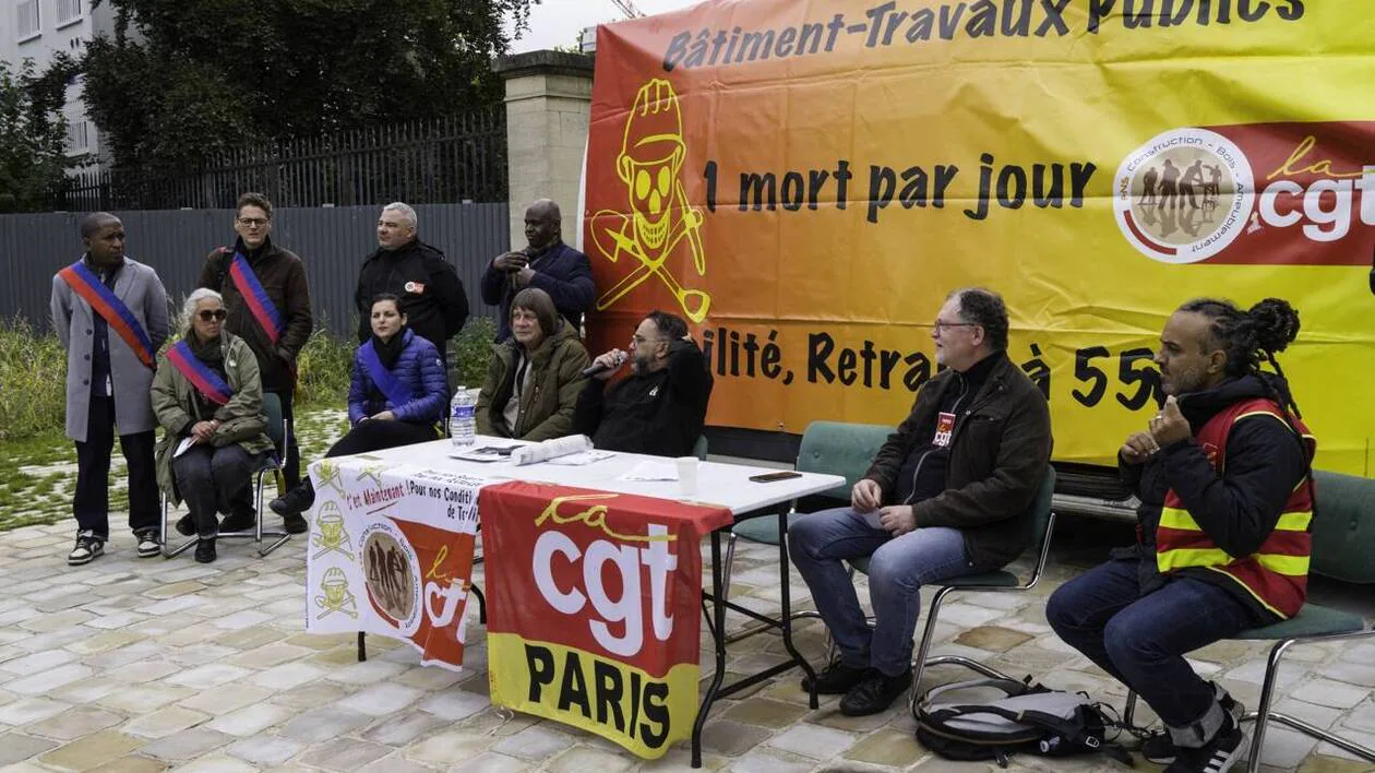 Inauguration de la passerelle Amara-Dioumassi sur la place Marie-Curie, en hommage à l’ouvrier décédé sur un chantier des Jeux olympiques à la suite de graves manquements à la sécurité.