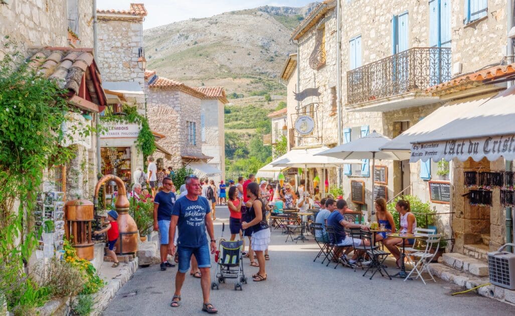 rue animée du village de Gourdon