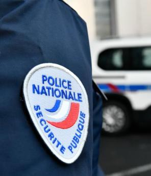 Pour échapper à la police, l’homme n’a pas hésité à risquer une chute de cinq étages.