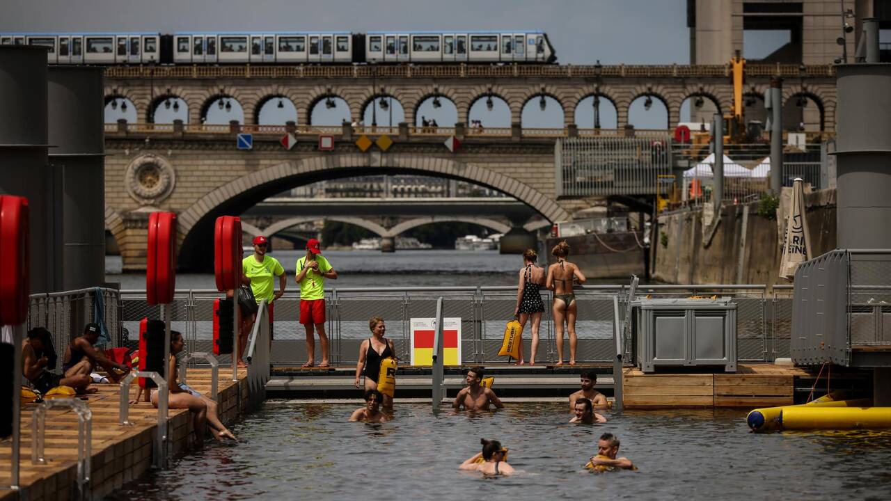 Sous une chaleur de plomb, Paris peine à gérer les baignades sauvages dans la Seine, un impensable en Suisse