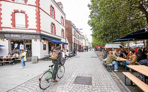 Dès qu’il y a un rayon de soleil, la terrasse des grands gamins est prise d’assaut sur le Mail.