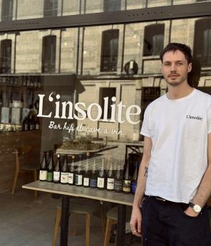 Alex Feuillie devant son bar « L’Insolite »