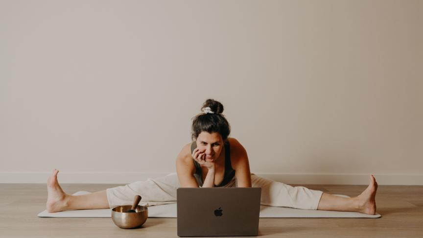 Léa Wang-Hinelang, entrepreneuse et praticienne en yoga a fondé Youzen pour simplifier la réservation de soins bien-être près de chez soi.