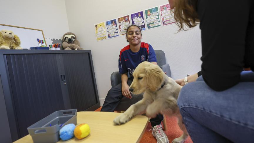 Aslan est un jeune chiot qui vient d’intégrer l’ITEP dans le cadre d’un projet de médiation animale.