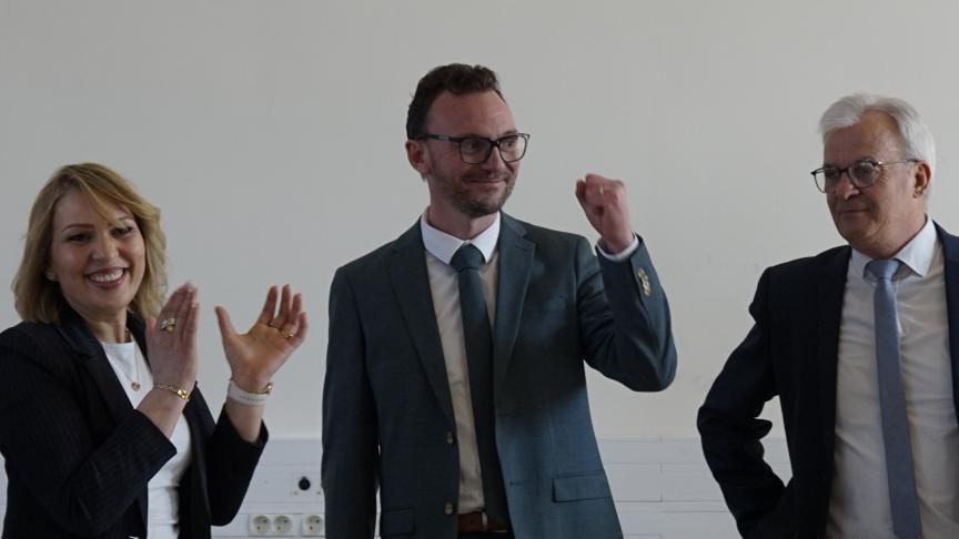 Steve Bansch (au centre, poing levé), lors de l’installation du conseil municipal de Waziers, en mars dernier.