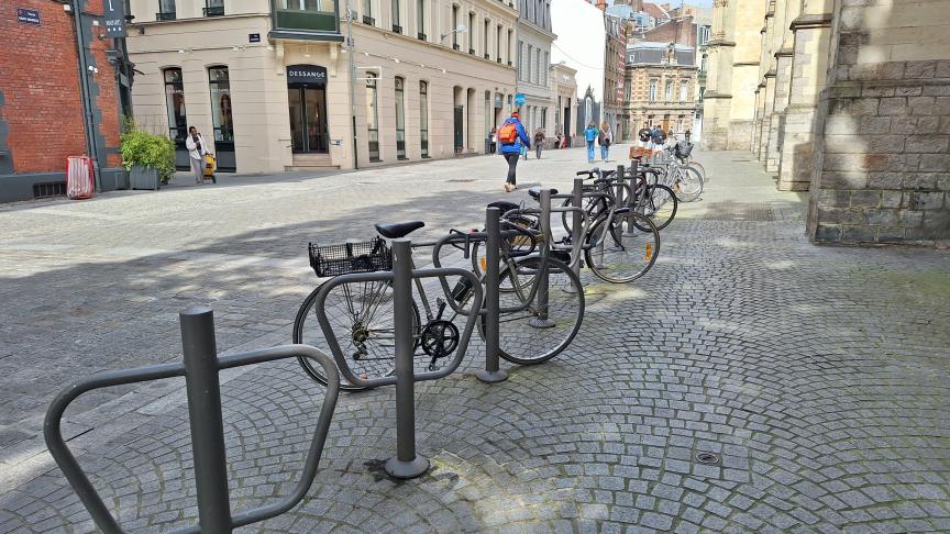 Un des suspects a été arrêté en flagrant délit par des policiers en civil, après un vol de vélo sur le parvis Saint-Maurice à Lille.