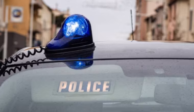Un policier tue un homme qui le menaçait avec des couteaux près de Paris