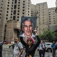 Un groupe de protestation appelé "Hot Mess" affiche la photo de Jeffrey Epstein devant le palais de justice fédéral à New York, le 8 juillet 2019.