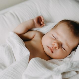 Le microbiote intestinal joue un rôle clé dans la maturation du système immunitaire dès les premiers mois de vie. Une étude récente explore comment cet équilibre précoce pourrait influencer le risque d’allergies et d’asthme chez l’enfant. © Bostan Natalia, Adobe Stock