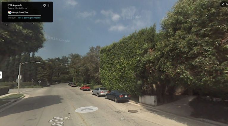 Sur les prises de vues de la rue sur Google Maps, la haie visible au dessus des voitures est celle du 1801 Angelo Drive. Elle est déjà présente 13 ans avant que Jeff Bezos n'achète la villa.
