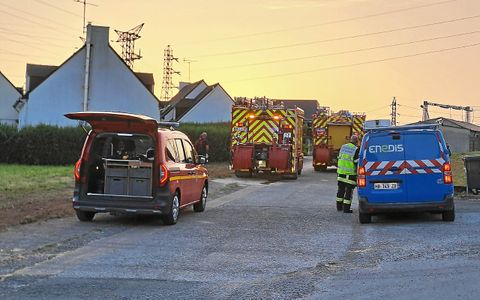Les pompiers et les services d'Enedis, notamment, sont à proximité du poste électrique de Squividan, à Ergué-Gabéric.