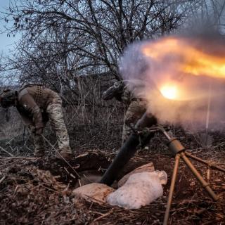 This handout photograph taken on March 16, 2025 and released on March 17, 2025, by the press service of the 24th Mechanized Brigade of Ukrainian Armed Forces, shows Ukrainian servicemen of the 24th Mechanized Brigade firing a 120mm mortar towards Russian positions at an undisclosed location near Chasiv Yar, Donetsk region, amid the Russian invasion of Ukraine. (Photo by OLEG PETRASIUK / 24th Mechanized Brigade of Ukrainian Armed Forces / AFP) / RESTRICTED TO EDITORIAL USE – MANDATORY CREDIT « AFP PHOTO / 24th Mechanized Brigade of Ukrainian Armed Forces » – NO MARKETING NO ADVERTISING CAMPAIGNS – DISTRIBUTED AS A SERVICE TO CLIENTS