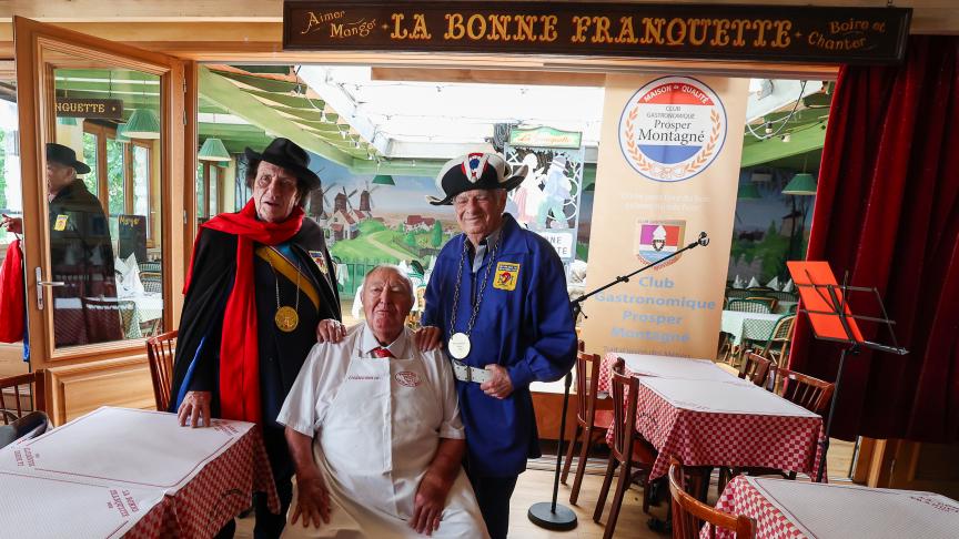 Pierrot, en compagnie du président de la République de Montmartre et de son garde champêtre.