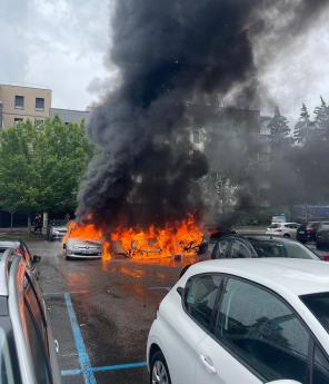 Trois véhicules ont été brûlés.