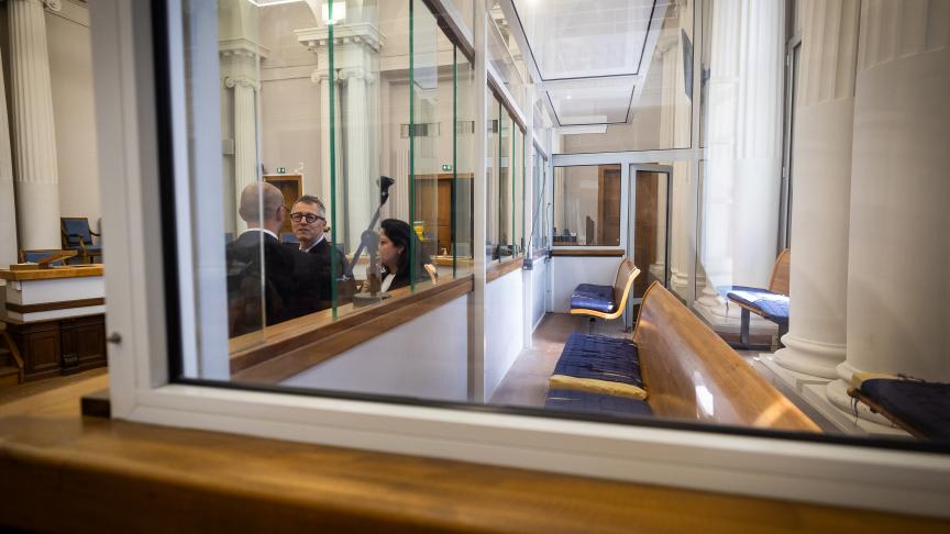 Les avocats de la défense devant le box des accusés de la cour d’assises spéciale de Douai.