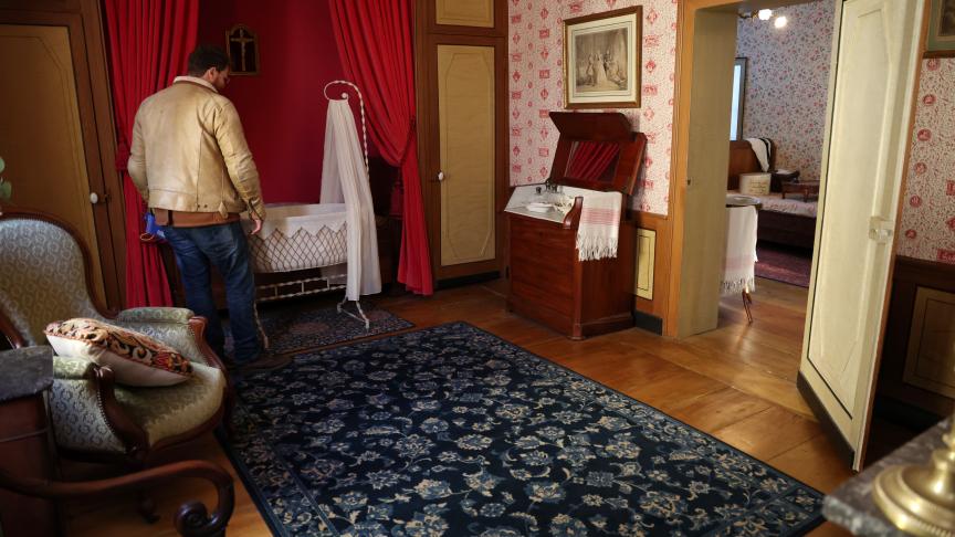 Le berceau de Charles de Gaulle est visible dans la chambre dans laquelle il est né, à l’étage.