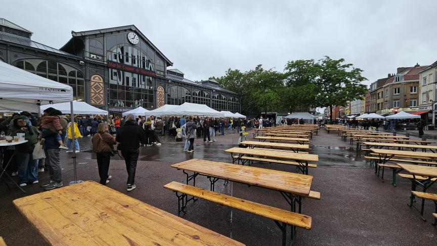 Sous la pluie, la 4e édition de Waz’en Bouche n’a pas attiré les 6 000 participants de 2025.