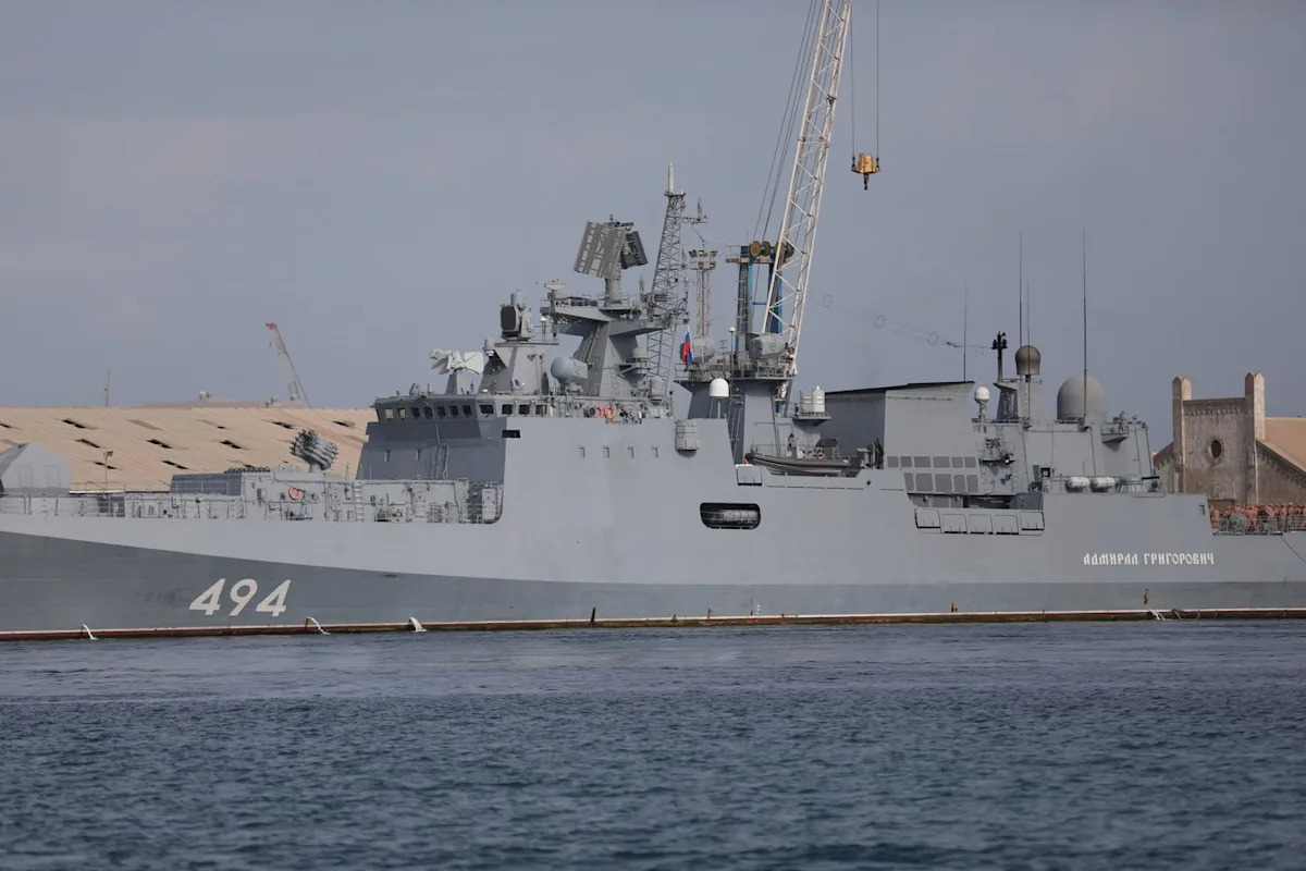 Un navire de guerre russe a tiré des coups de semonce contre un yacht de plaisance