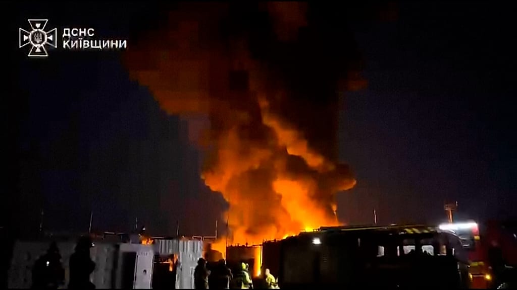 Des salves de drones russes frappent Kyiv et Mykolaïv, l’Ukraine fait état de vastes incendies