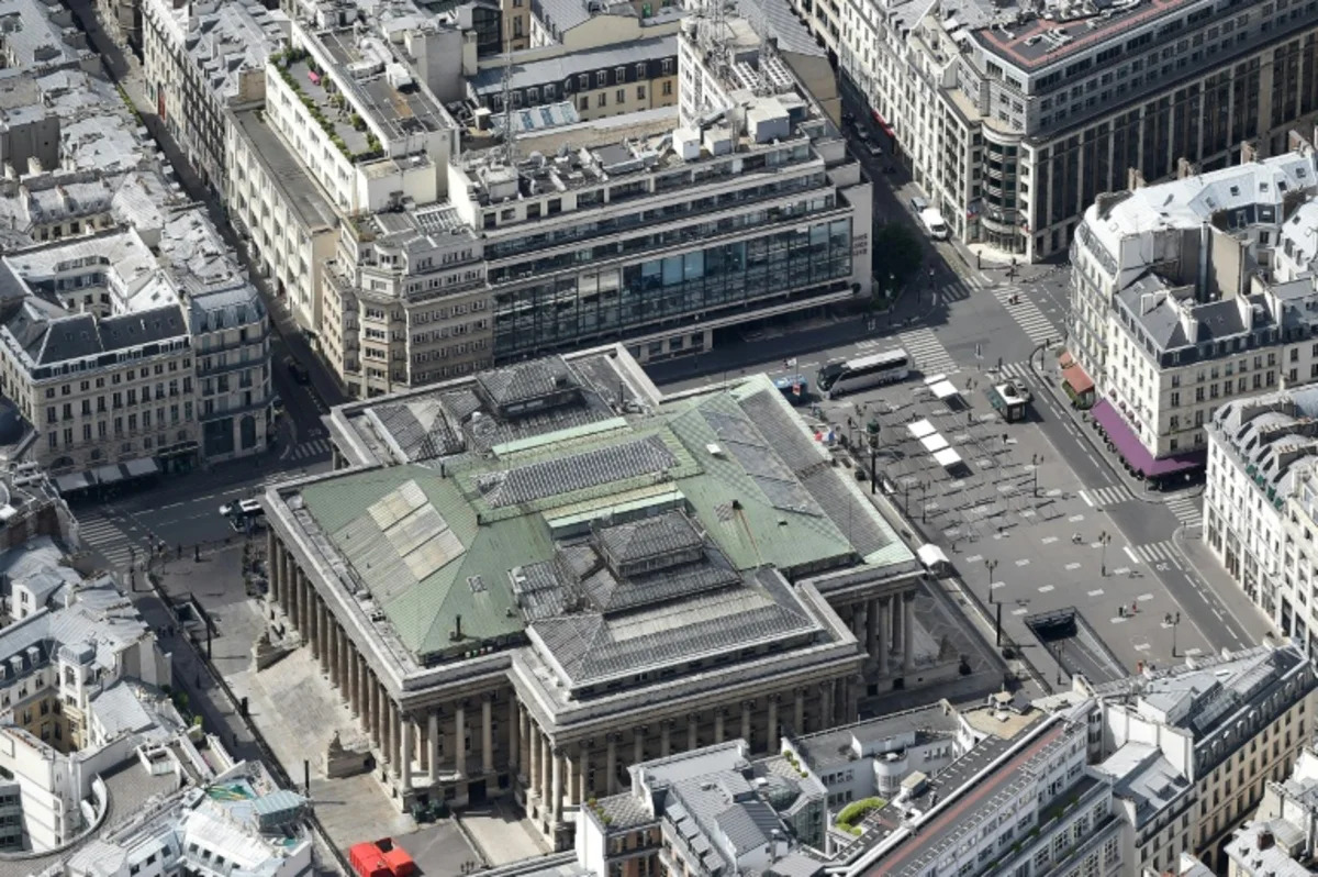 Canicule: le secteur de la Bourse à Paris, incluant l'AFP, touché par une panne d'électricité