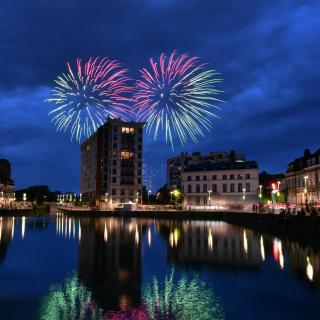 Les feux d’artifice, comme ici à Lille, restent très majoritaires dans la métropole. Mais le débat s’installe dans les conseils municipaux pour se tourner vers des alternatives plus écologiques.