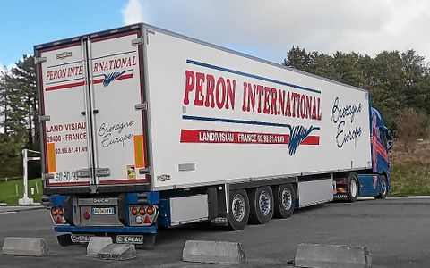 Un camion frigorifique de ce type appartenant à Péron International a été contrôlé, le 4 avril 2026, avec 13 passagers clandestins à bord.