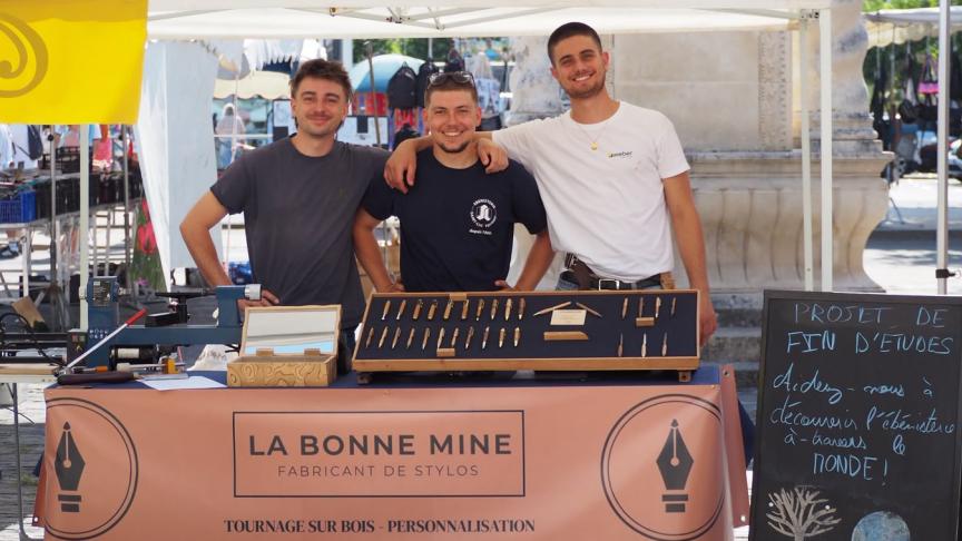 Marius, Hugo et Cléophas derrière leur stand sur l’île d’Oléron.
