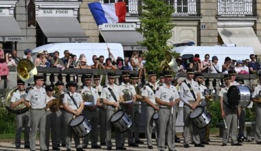 EN IMAGES. 14 juillet à Rennes : deux heures avant la demi-finale, les troupes et le public sous