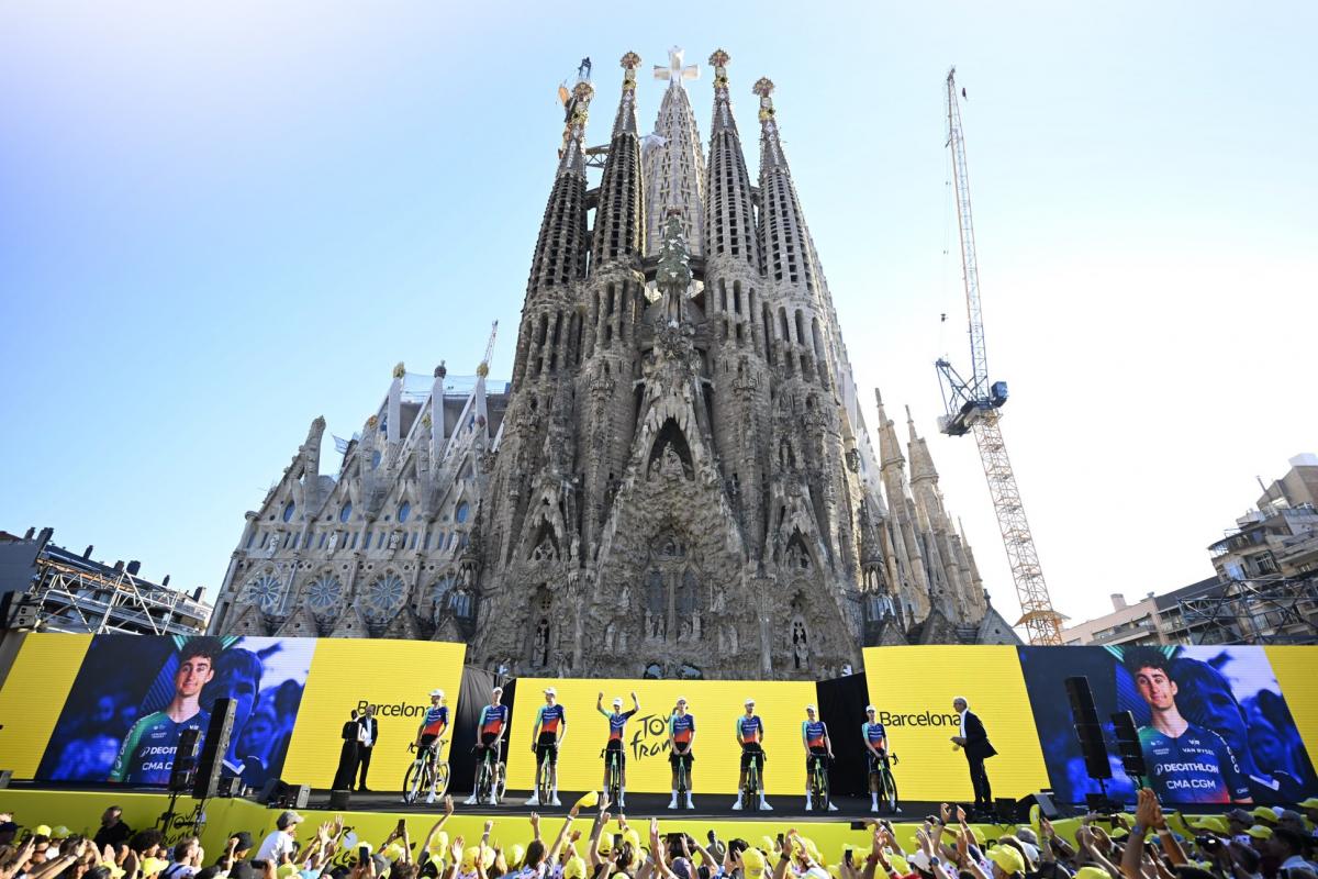 Une foule enthousiaste avant le Grand Départ du Tour de France à Barcelone, au pied de la Sagrada Familia : « C'est fou de démarrer dans un lieu magnifique comme celui-ci » - L'Équipe