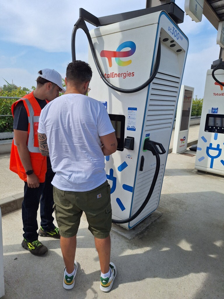 TotalEnergies déploie ses "bornistes" pour aider les conducteurs de voitures électriques sur l'A4 en Seine-et-Marne