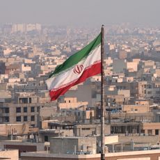 Photo d'illustration d'un drapeau de l'Iran hissé au-dessus d'un point de la capitale, Téhéran.