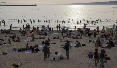 Un CRS tente de réveiller une plagiste à Marseille, elle le mord violemment
