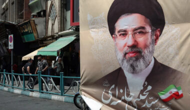 Le guide suprême iranien menace d'infliger aux États-Unis des "leçons inoubliables" après la reprise des frappes