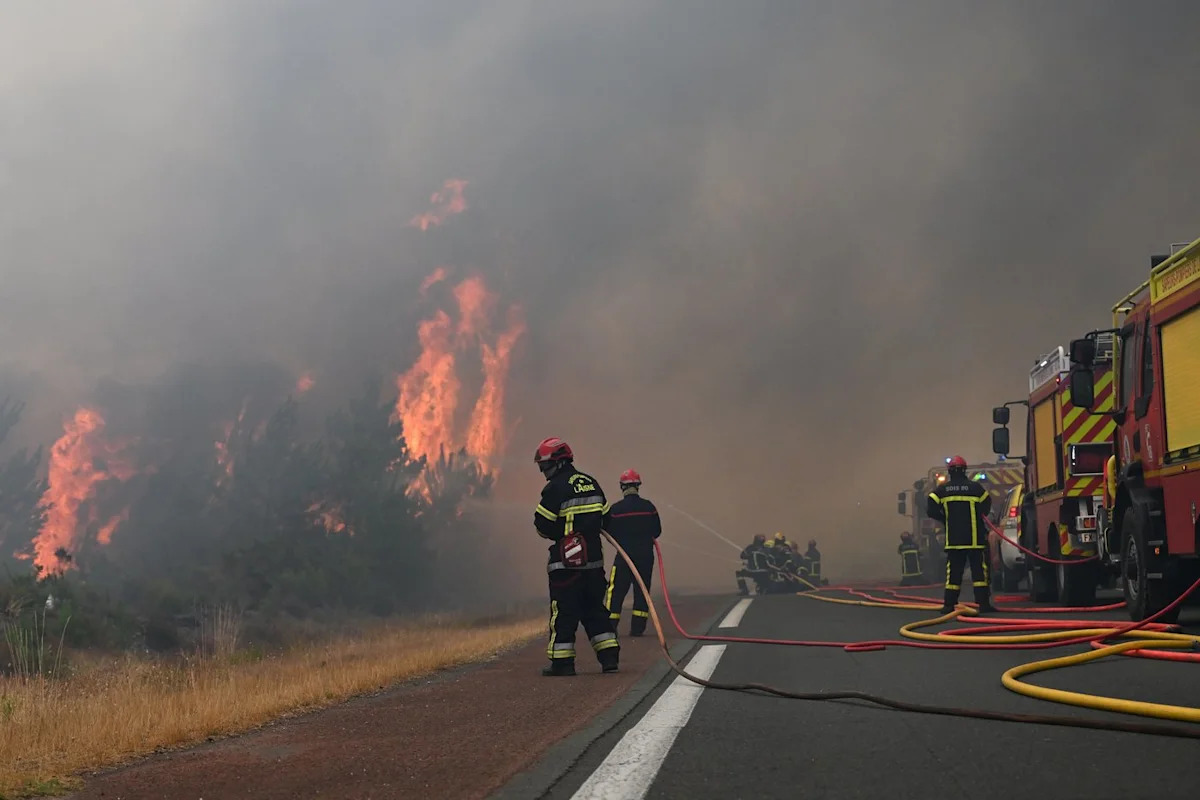 Les feux de forêt en Europe forcent l'évacuation de plus de 300 000 personnes