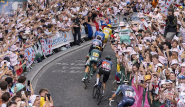 En images : la folie du Tour de France rue Lepic
