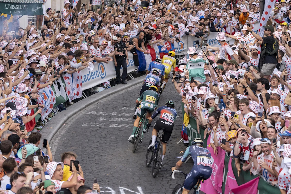 En images : la folie du Tour de France rue Lepic