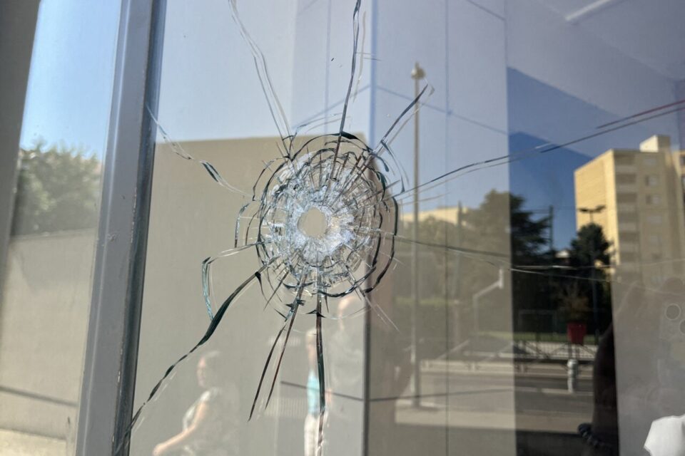 Un des impacts de balle sur une résidence sociale de la rue Lafontaine.