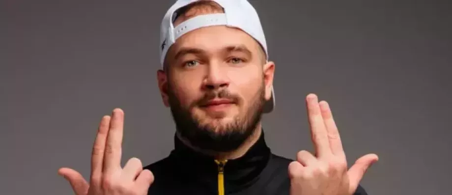 Le rappeur Jul aurait décidé de quitter Marseille et serait placé sous protection après des menaces de la DZ Mafia qui lui réclamait une part de ses revenus