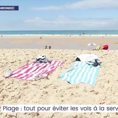 Des serviettes de plages posées sur une plage, leurs occupants partis à la baignade