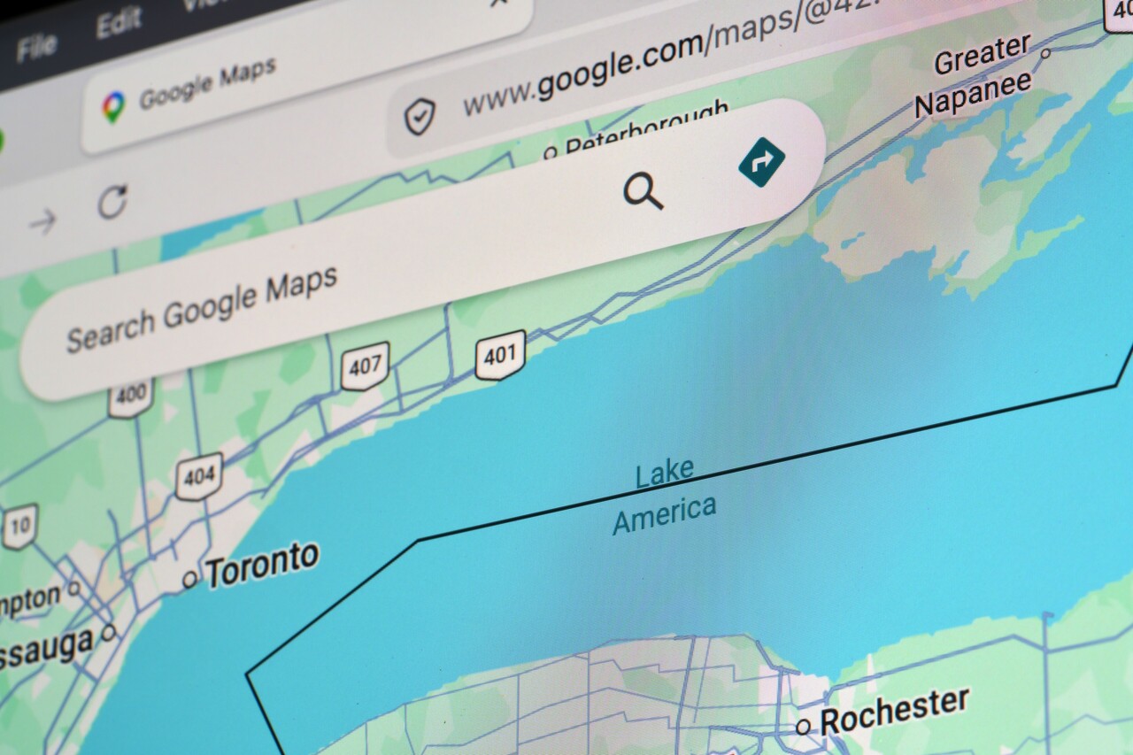 Une carte Google montrant le lac Ontario renommé « Lake America » affichée sur un écran d'ordinateur le 30 août 2026. [Copyright 2026 The Associated Press. All rights reserved. - JEFF ROBERSON]