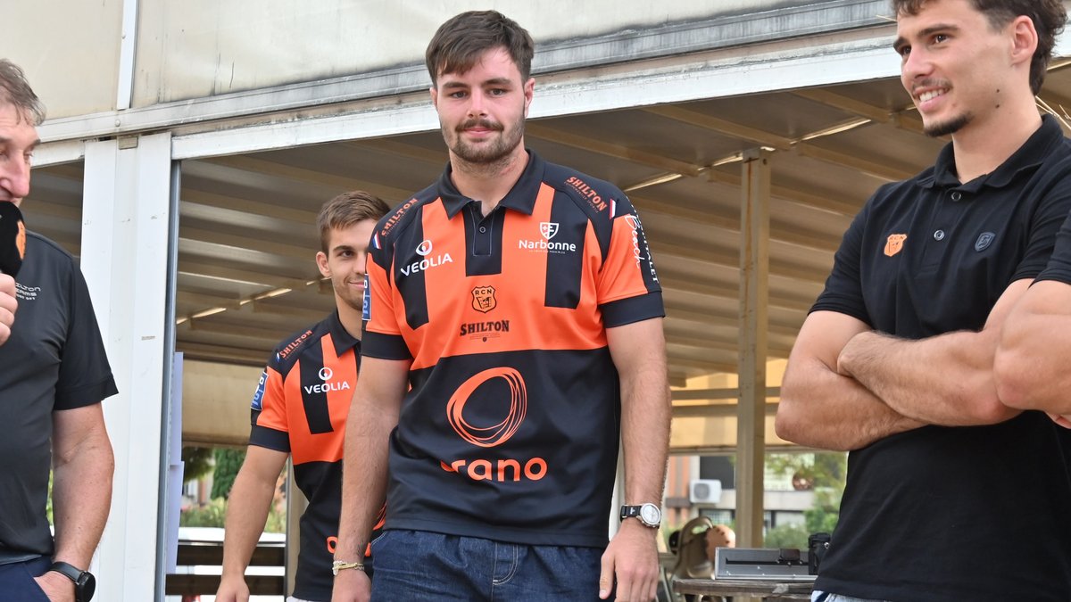 Rugby – Pro D2 : "Une nouvelle génération qui porte ces couleurs", le Racing Club Narbonnais dévoile son nouveau maillot domicile orange et noir imprégné par son histoire