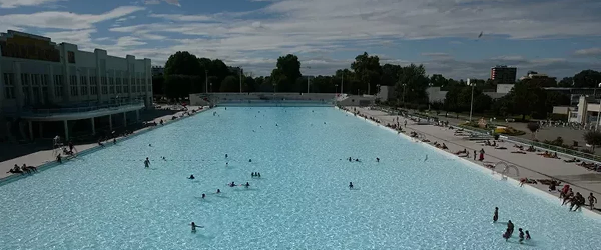 À Toulouse, Les Siestes organisent une pool party géante à la piscine Nakache