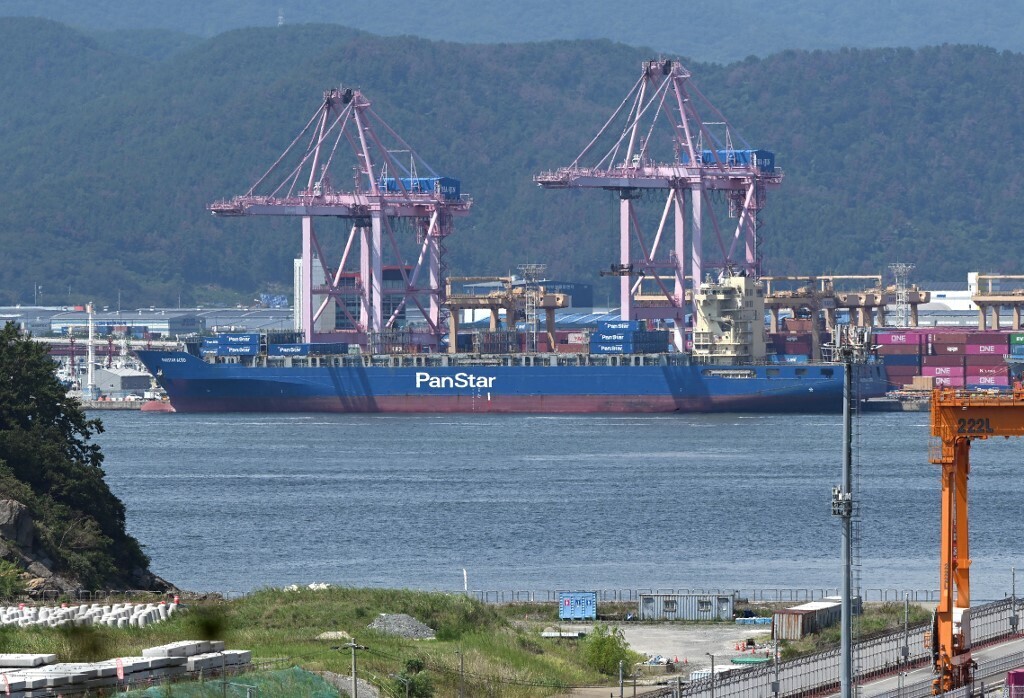 Le Panstar Acro amarré dans le port de Busan, en Corée du Sud, peu avant son départ pour l'Europe via l'Arctique. [AFP - JUNG YEON-JE]