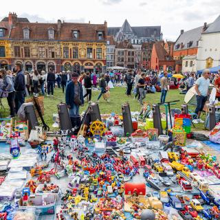 La Braderie de Lille se prépare, les inscriptions des pros sont en cours, celles des particuliers commencent le 11 juin. Il y a 5000 emplacements à pourvoir dans le périmètre.