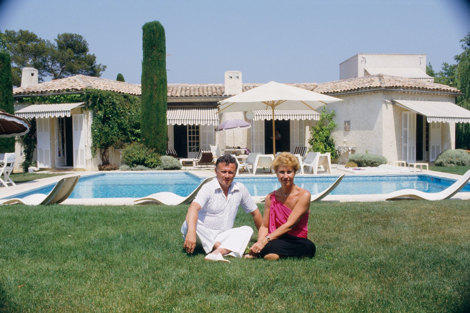 Philippe Bouvard journaliste de presse crite de radio et animateur de tlvision en vacances d't avec son pouse Colette.