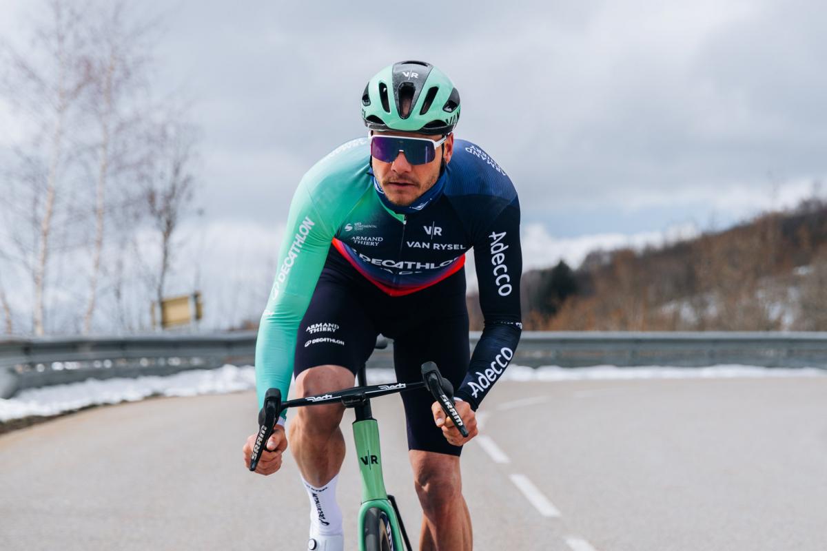 Le biathlète Émilien Jacquelin à la découverte du peloton professionnel : « Peut-être le milieu dans lequel j'aurais dû être depuis longtemps »